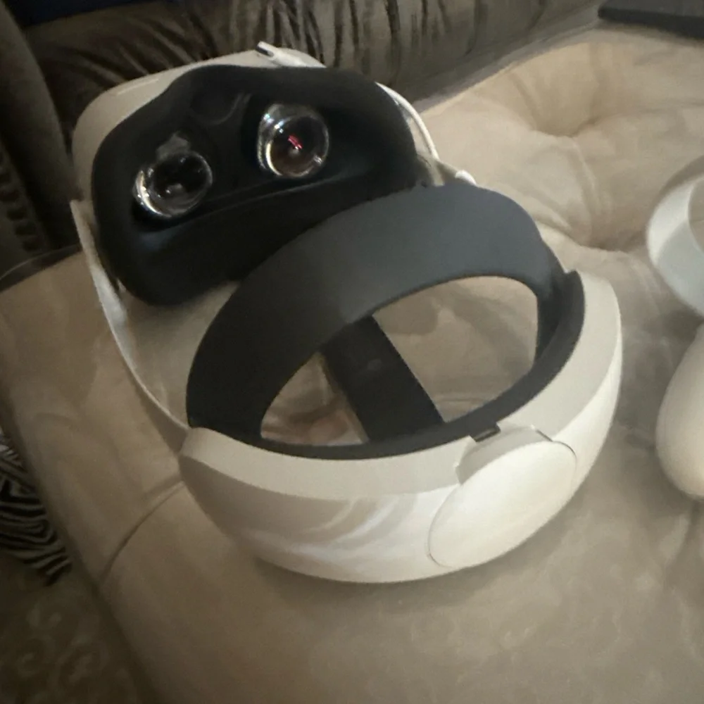 VR Headset in White and Black